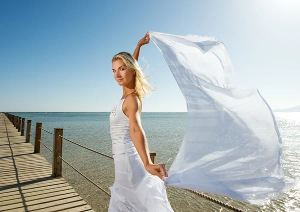 Blonde Vrouw Met Witte Sjaal Ontspannen Buurt Van Zee — Stockfoto