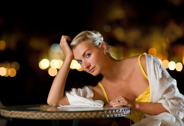 Młoda kobieta siedząca w restaurację — Zdjęcie stockowe