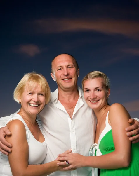 Boldog család a szabadban — Stock Fotó