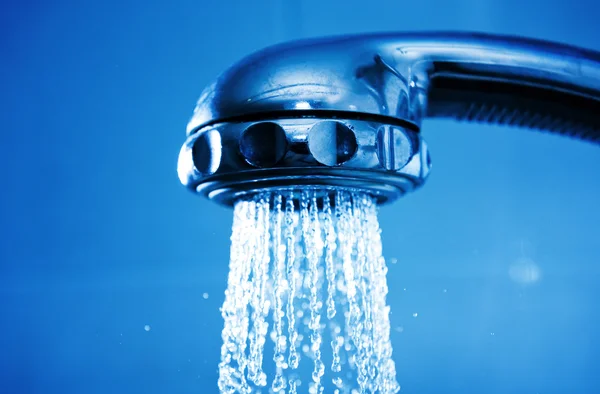 Dusch munstycke spryas vatten — Stockfoto