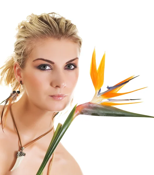 エキゾチックな花を持つ美しい女性 — ストック写真