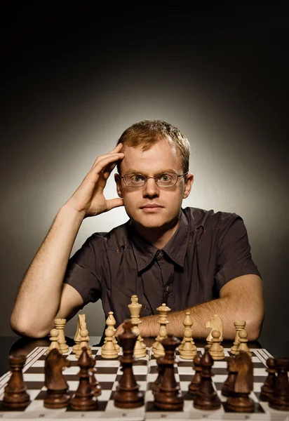 Задумчивый шахматист — стоковое фото