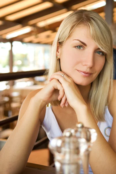 Vacker Ung Kvinna Äta Vegetarianmat Restaurang — Stockfoto