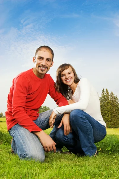 Jovem casal apaixonado ao ar livre. Retrato de close-up — Fotografia de Stock