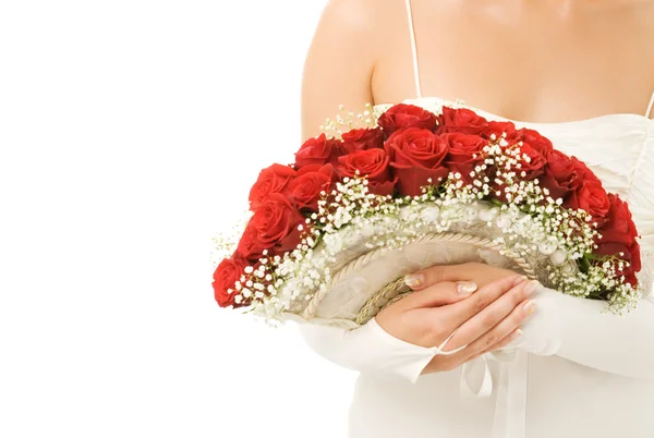 Linda noiva jovem com bouquet de luxo de rosas vermelhas. Isolados — Fotografia de Stock