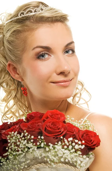 豪華な赤いバラの花束と美しい若い花嫁 白い背景で隔離 — ストック写真