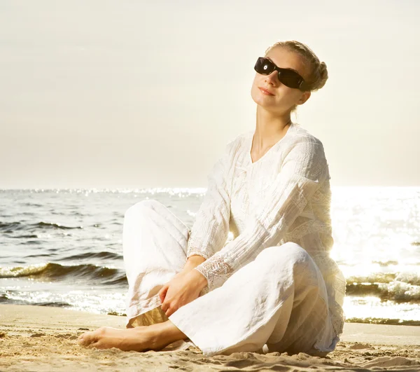Όμορφη Νεαρή Γυναίκα Χαλαρώνοντας Μια Παραλία — 图库照片