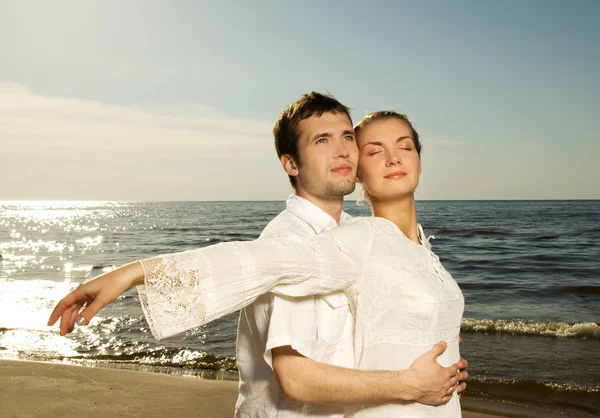 Vackert ungt par avkopplande nära havet — Stockfoto