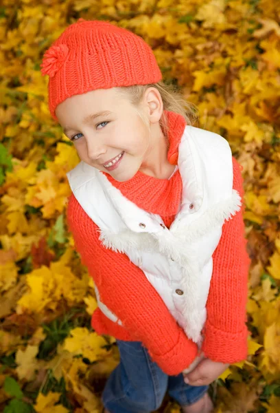 Красивая маленькая девочка веселится на открытом воздухе — стоковое фото