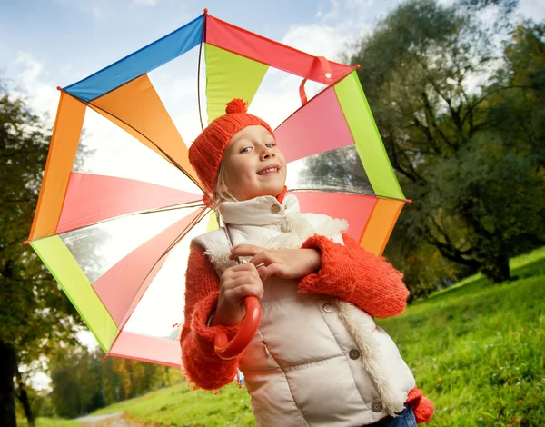 Красивая Маленькая Девочка Красочным Зонтиком — стоковое фото