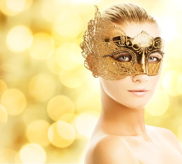 Güzel Bir Genç Kadın Karnaval Maskesi — Stok fotoğraf