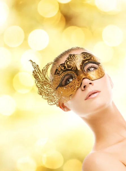Güzel bir genç kadın karnaval maskesi — Stok fotoğraf