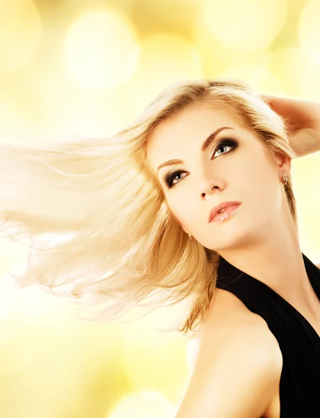 Vacker Blond Kvinna Över Abstrakt Gyllene Bakgrund — Stockfoto