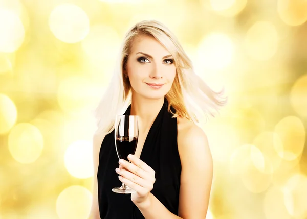 Krásná mladá žena se sklenkou vína přes abstraktní rozmazané — Stock fotografie