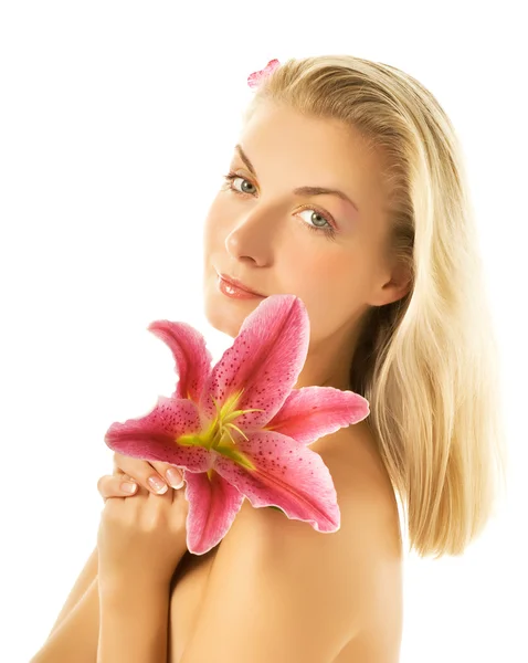 Mooie jonge vrouw met roze lily close-up portret. geïsoleerd — Stockfoto