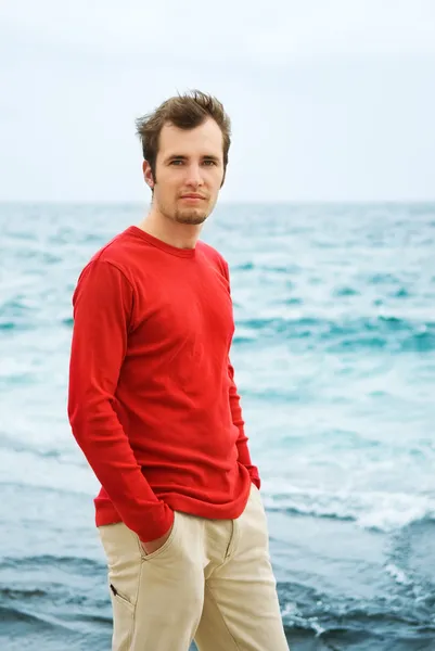 Pohledný Mladý Muž Relaxaci Moře — Stock fotografie