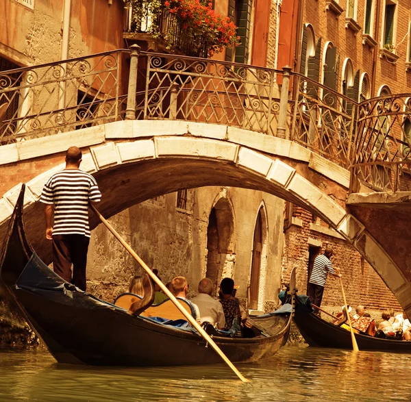 Traditional Venice gondola ride — Stock Photo, Image