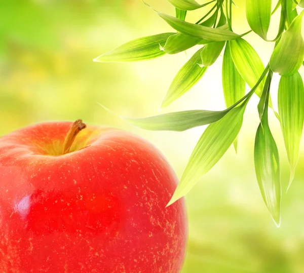 Κόκκινο Μήλο Πάνω Από Αφηρημένη Πράσινο Φόντο — Φωτογραφία Αρχείου