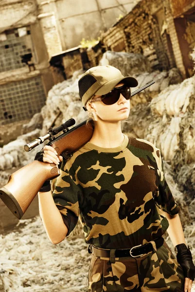 Красивая Женщина Солдат Снайперской Винтовкой — стоковое фото