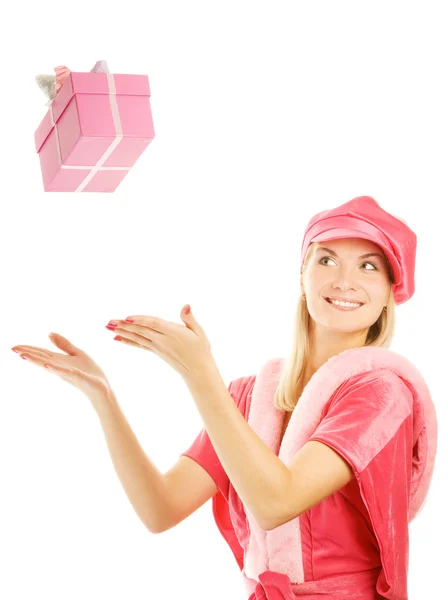 Mrs. santa mit fangen einer geschenkbox. isoliert auf weißem Hintergrund — Stockfoto