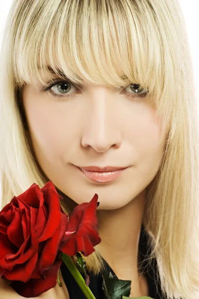 Piękna młoda kobieta z czerwoną różą — Zdjęcie stockowe