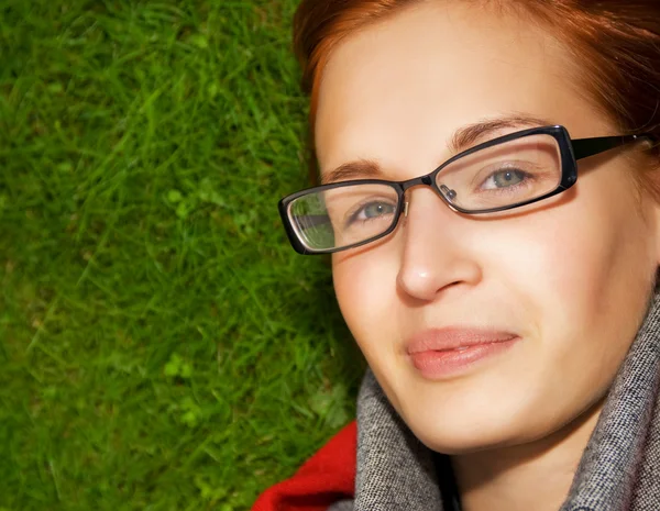 Vackra unga rödhårig kvinna avkopplande utomhus — Stockfoto