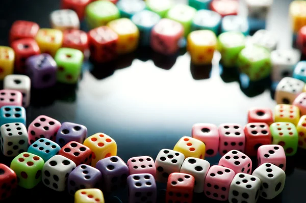 カラフルなサイコロの背景多彩骰子背景 — ストック写真