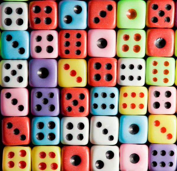 カラフルなサイコロの背景多彩骰子背景 — ストック写真
