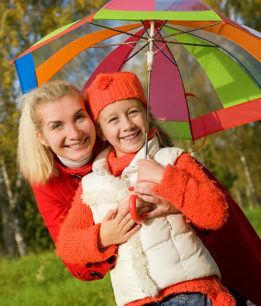 Mutter und Tochter haben Spaß im Freien — Stockfoto
