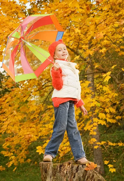 Gyönyörű Kislány Esernyő Szabadban — Stock Fotó