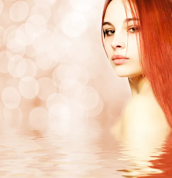 反映在水中的美丽的红头发女人 — 图库照片
