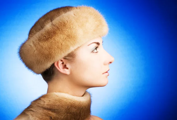 Bella giovane donna in berretto di pelliccia — Foto Stock