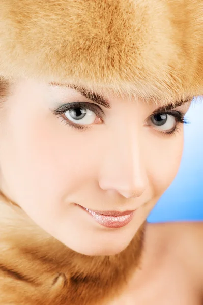 Krásná Mladá Žena Kožešinové Čepice — Stock fotografie