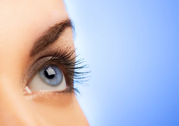 Человеческий глаз на голубом фоне (мелкий DoF ) — стоковое фото