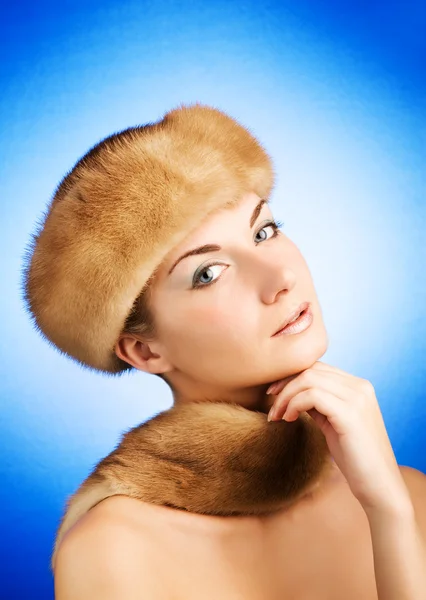 毛皮の帽子の美しい若い女性 — ストック写真