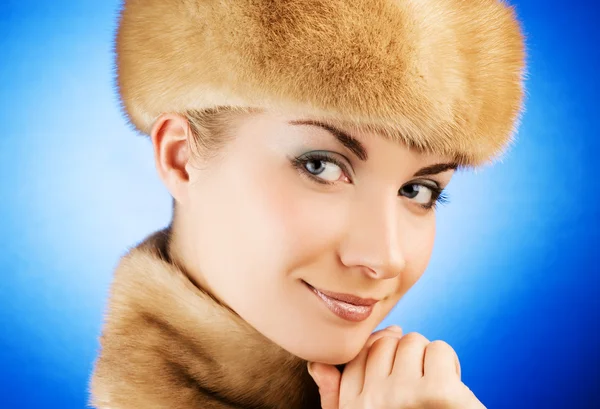 Bella giovane donna in berretto di pelliccia — Foto Stock