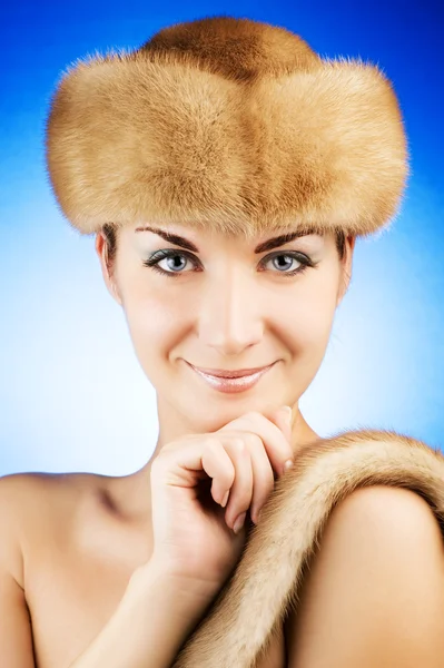Krásná mladá žena v kožešinové čepice — Stock fotografie