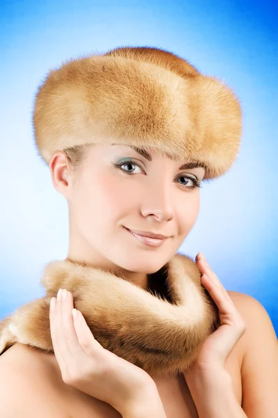 美丽的年轻女子在毛皮帽 — 图库照片