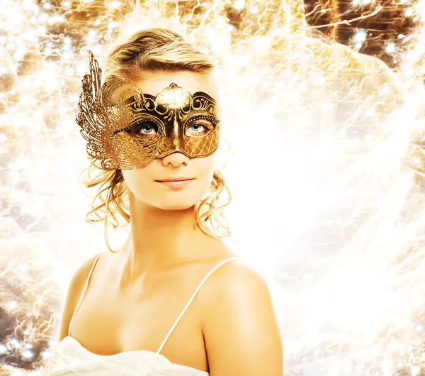 Красивая женщина в маске на абстрактном фоне — стоковое фото