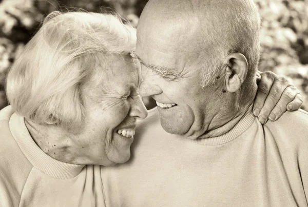幸福的老夫妇恋爱了 — 图库照片