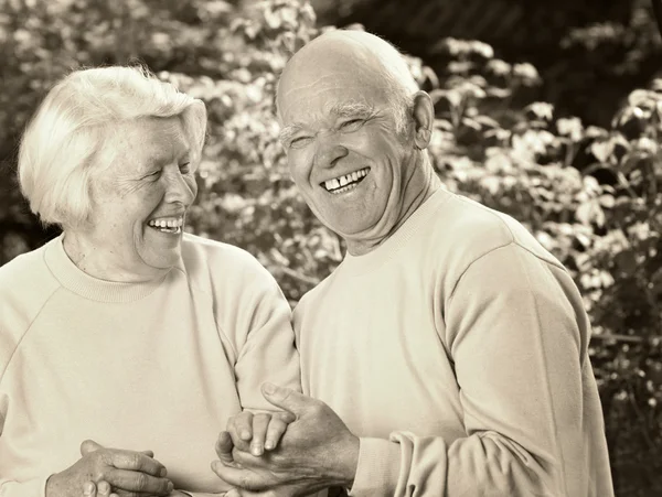 Felice coppia anziana in amore — Foto Stock