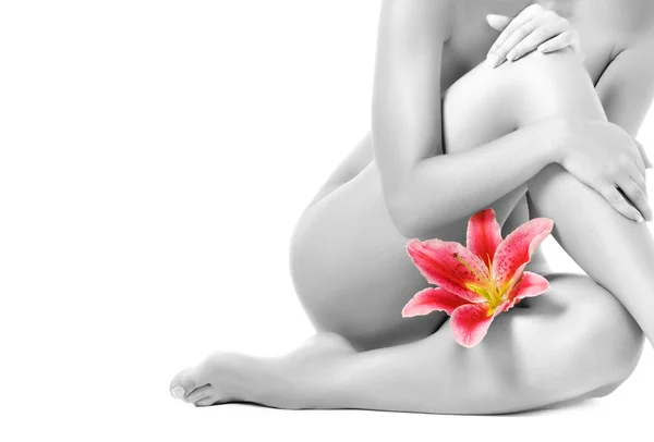 女性腿与孤立在白色背景上的粉色百合 — 图库照片