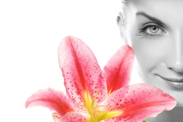 Όμορφη νεαρή γυναίκα με ροζ κρίνος close-up πορτρέτο. απομονωμένη — 图库照片