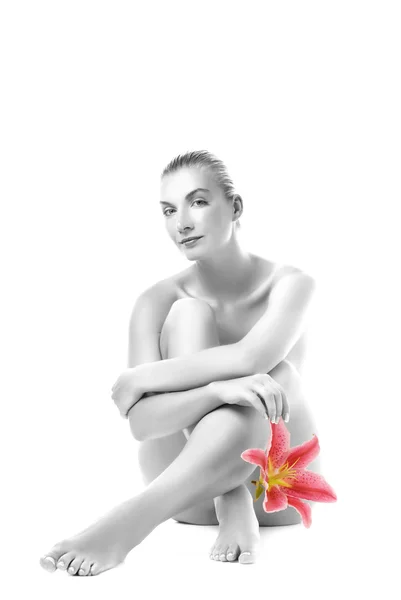 ピンクのユリの花と美しい若い女性 白い背景で隔離 — ストック写真