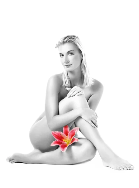 Piękna młoda kobieta z różowa lilia kwiat. na białym tle na b biały — Zdjęcie stockowe