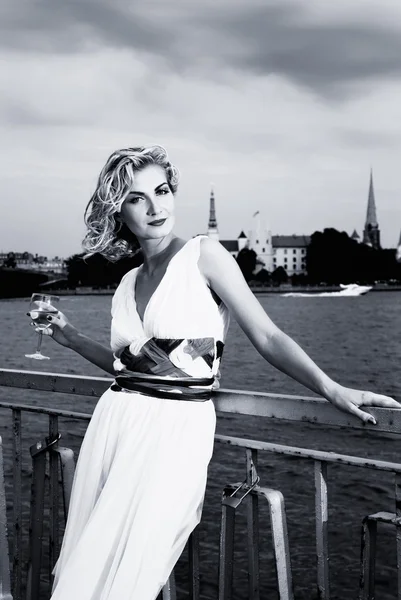 Krásná Blonďatá Dívka Pije Šampaňské Blízko Řeky — Stock fotografie