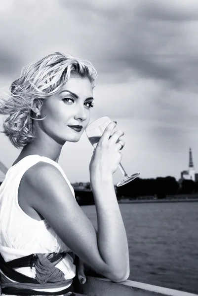 Schöne Blonde Mädchen Trinkt Champagner Der Nähe Des Flusses — Stockfoto