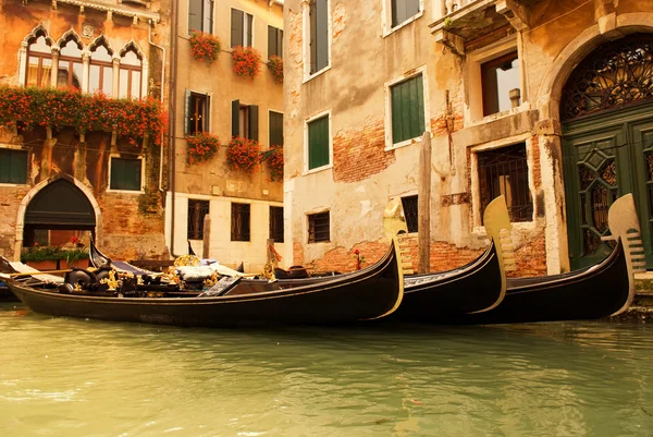 Παραδοσιακά Βενετία βόλτα με γόνδολα — Φωτογραφία Αρχείου