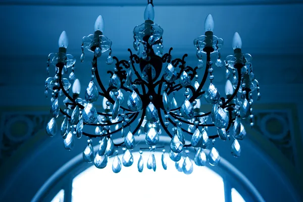 Lâmpada de cristal vintage tonificada em azul — Fotografia de Stock