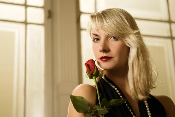 赤いバラと美しい若い女性 — ストック写真